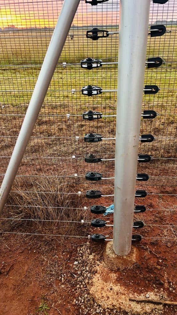 Electric fence energiser components and wiring